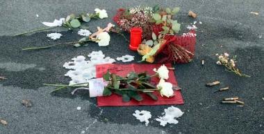 I fiori e i lumini lasciati dagli amici sul luogo dove è stato ucciso Giacomelli
