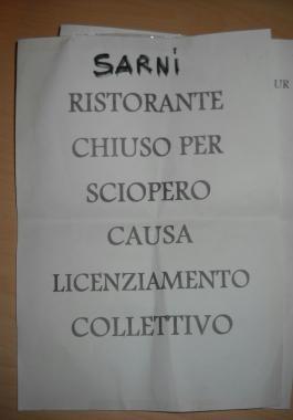 <strong>IPERCOOP.</strong> Il cartello affisso qualche giorno fa nel locale dai dipendenti come segno di protesta per i licenziamenti Tuttavia il ristorante è chiuso