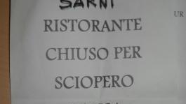 <strong>IPERCOOP.</strong> Il cartello affisso qualche giorno fa nel locale dai dipendenti come segno di protesta per i licenziamenti Tuttavia il ristorante è chiuso