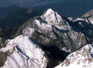Scavava pietra del Cardoso senza autorizzazioni: indagato imprenditore