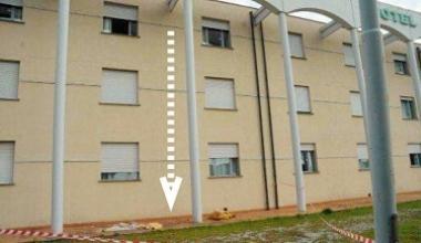 Il punto dove &egrave; caduto il giovane precipitando da una finestra dellHotel Granduca   