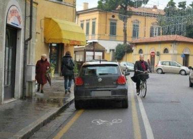 Unauto parcheggiata in un tratto di strada riservato alle biciclette 