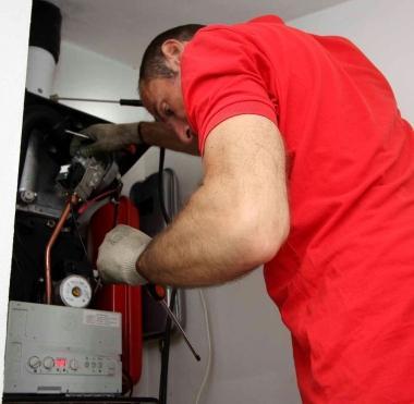 Un caldaista impegnato nella manutenzione di un impianto    