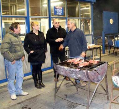 Gli operai Eaton brindano nella fabbrica occupata 