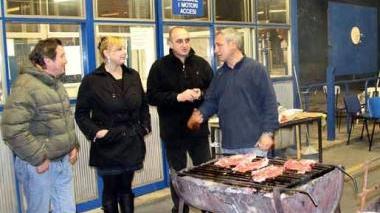 Gli operai Eaton brindano nella fabbrica occupata