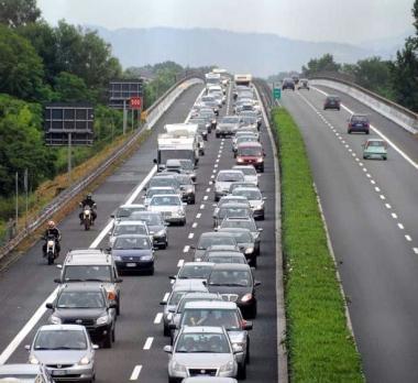 Code in autostrada e il casello di Carrara   
