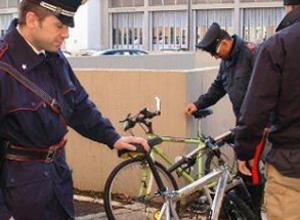 Rubano le bici per tornare a casa