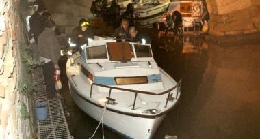 La barca che ha preso fuoco sotto la vecchia Dogana dAcqua 