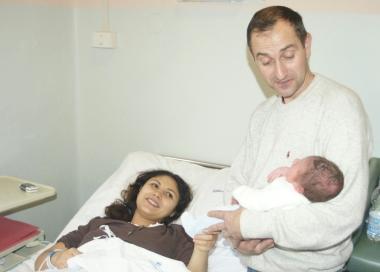 Il piccolo Claudio con babbo Daniel e mamma Sonia 