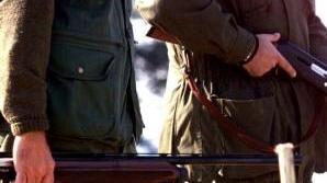 Cacciatori in azione durante una battuta (foto di repertorio)