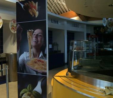 Le lavoratrici di Sarni ieri mattina nel ristorante vuoto