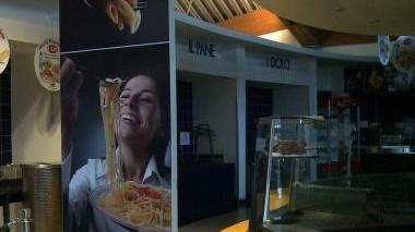 Le lavoratrici di Sarni ieri mattina nel ristorante vuoto