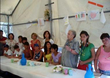 <strong>A SCUTARI.</strong> Silvana Vignali (al centro) con alcuni dei suoi assistiti