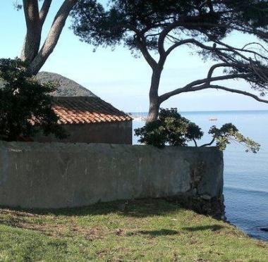 Due immagini della chiesetta di San Cerbone a rischio crollo