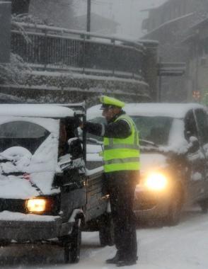 Auto ferme sotto la neve