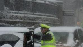 Auto ferme sotto la neve