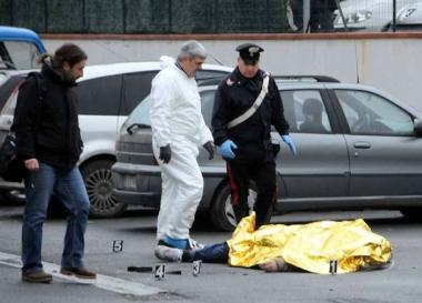 Il corpo di Andrea Giacomelli steso nel parcheggio a Palvotrisia 