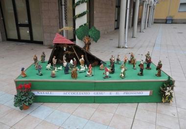 Sopra la Natività preparata in viale della Repubblica dai parrocchiani e dai residenti A fianco il presepe simbolo di piazza Guerrazzi allestito secondo criteri moderni