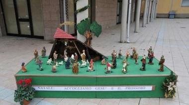 Sopra la Natività preparata in viale della Repubblica dai parrocchiani e dai residenti A fianco il presepe simbolo di piazza Guerrazzi allestito secondo criteri moderni