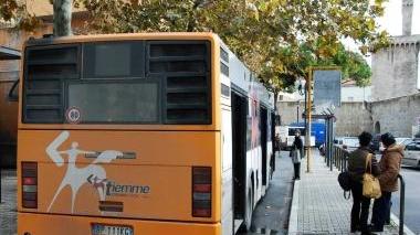Autobus della Tiemme al capolinea di via Leonardo Da Vinci