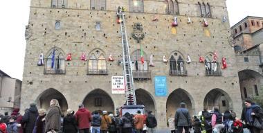 L’autoscala dei Vigili del fuoco davanti al Palazzo comunale ieri pomeriggio