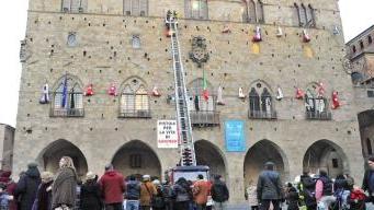 L’autoscala dei Vigili del fuoco davanti al Palazzo comunale ieri pomeriggio