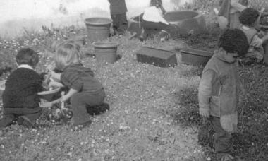 Bambini in una scuola materna mentre stanno giocando fuori nel giardino