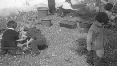 Bambini in una scuola materna mentre stanno giocando fuori nel giardino