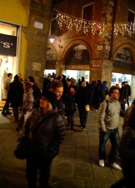Tanta gente ieri nella zona tra via Roma e la via Fillungo