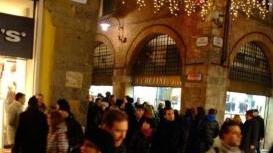 Tanta gente ieri nella zona tra via Roma e la via Fillungo
