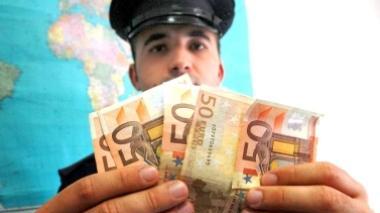 Paga al bar con 50 euro falsi, arrestato un trentenne