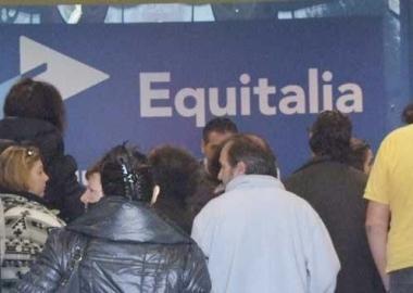 Cittadini in fila allo sportello di Equitalia    