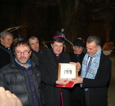 Monsignor Betori riceve la targa ricordo dal sindaco 