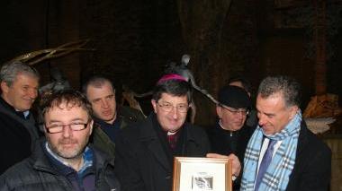 Monsignor Betori riceve la targa ricordo dal sindaco