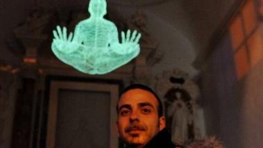 <b>ANTONO AMBROSINO </b>ai Bigi con l’installazione alle sue spalle