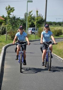 Ciclisti su una pista 