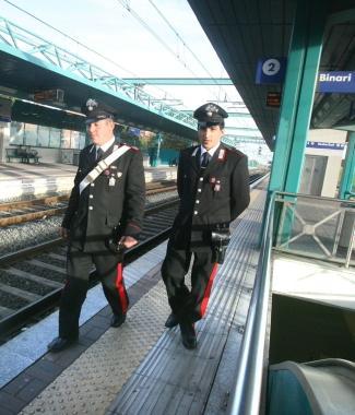 Carabinieri vicino ai binari ferroviari   