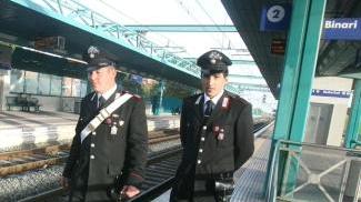 Carabinieri vicino ai binari ferroviari