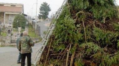 Uno dei falò che si preparano a Filattiera per la festa di S. Antonio Abate