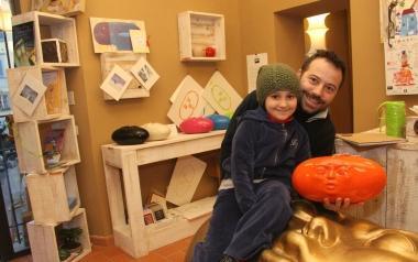 Ivano Cappelli con la figlia Matilde nello spazio di piazza S. Agostino    