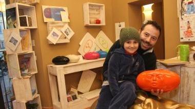 Ivano Cappelli con la figlia Matilde nello spazio di piazza S. Agostino