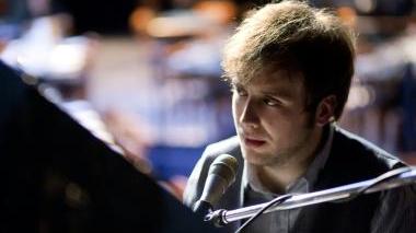 Un’immagine di Raphael Gualazzi al piano