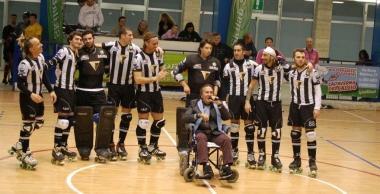 <b>FOTO DI GRUPPO.</b> I bianconeri con Egisto Olivi 