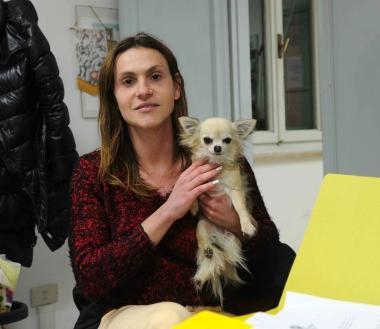 Milko Innocenti con il suo canino nella nostra redazione; in alto a destra il sindaco di Vicopisano Juri Taglioli   