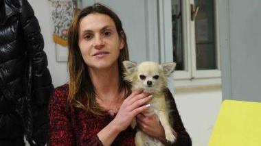 Milko Innocenti con il suo canino nella nostra redazione; in alto a destra il sindaco di Vicopisano Juri Taglioli