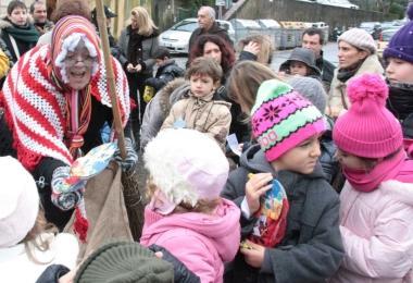 Arriva la Befana con dolci per tutti i bambini 