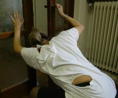 "Mano morta", accusa di violenza sessuale