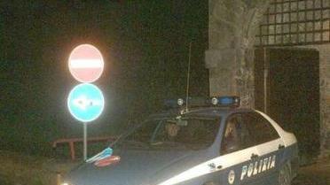 Una volante impegnata durante una chiamata notturna in occasione delle feste del Natale
