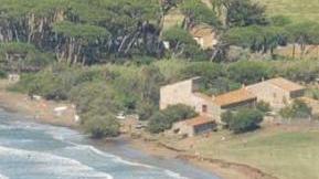 Una suggestiva immagine del Casone durante una forte mareggiata nel golfo di Baratti