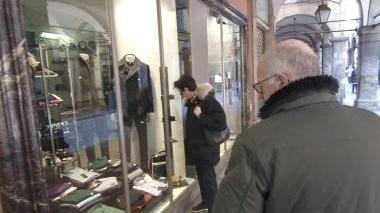 Saldi, in molti negozi ci sono già
